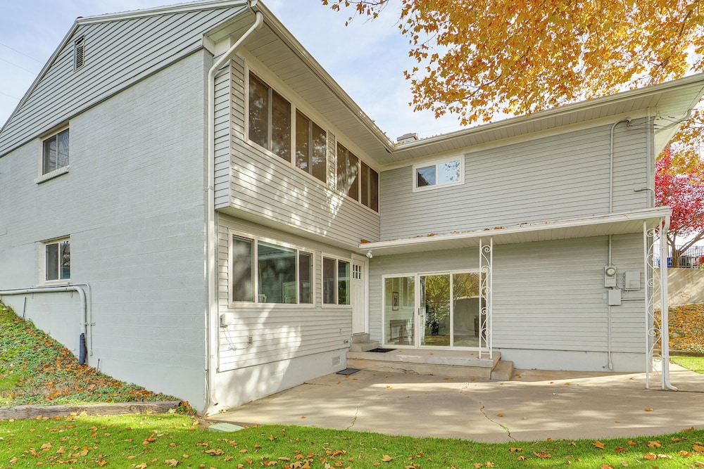 5 Mi to Hogle Zoo: Modern Retreat w/ Spacious Yard, photo 2