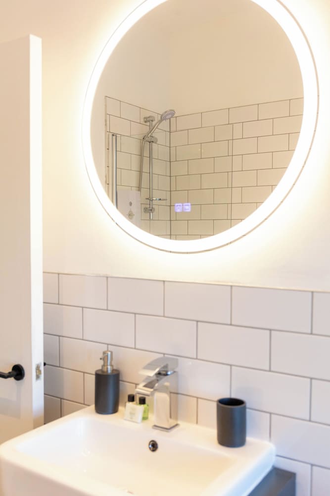 The Annick Suite No.2