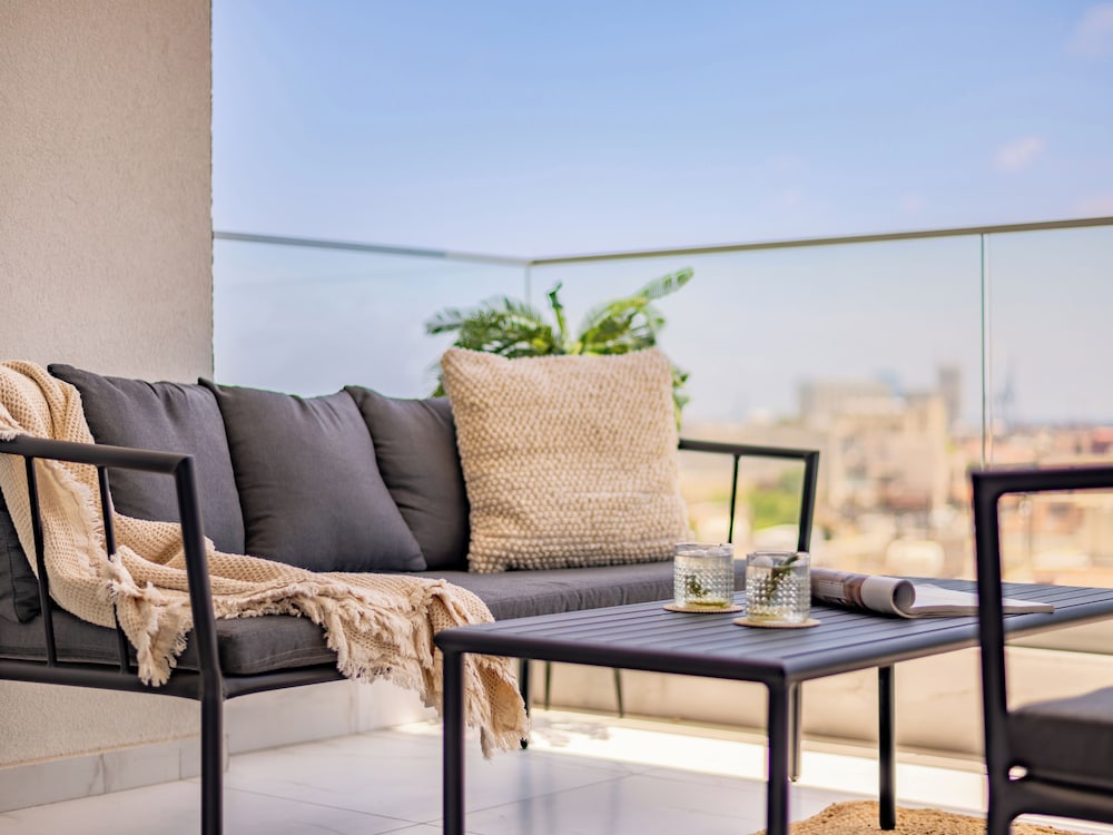 Sanders Cruise - Lovely 1-bdr Apt With Balcony