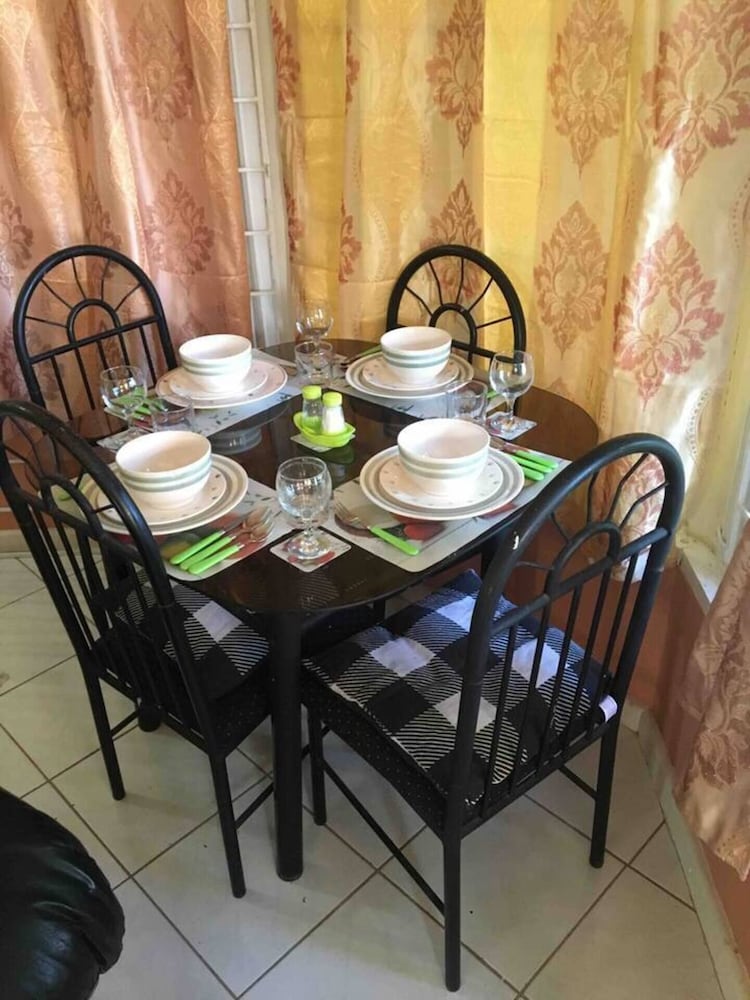 1 Bed Villa - Sleeps 2 - Garden - Parking - Wifi view 5