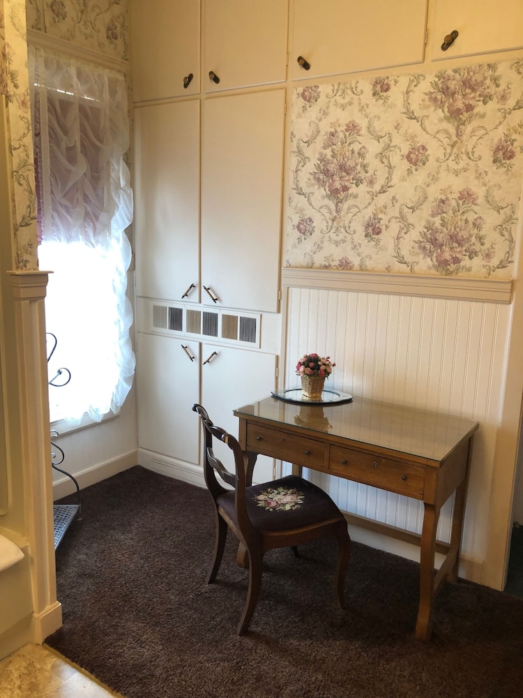 Hickory House Inn