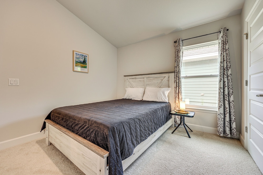 15 Mi to UF: Home w/ Furnished Porch in Alachua!