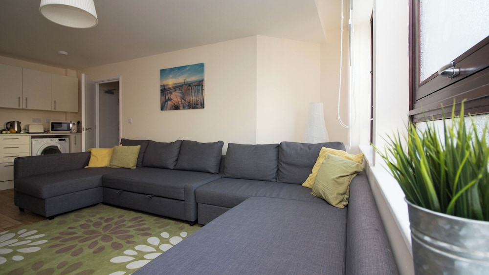 Stayzo Castle Point 6 Apartment - Premier Lodge