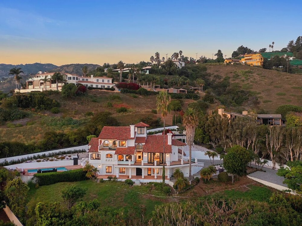 Villa Costera - Tree-lined Tranquility: 3-level Entertainer's Dream