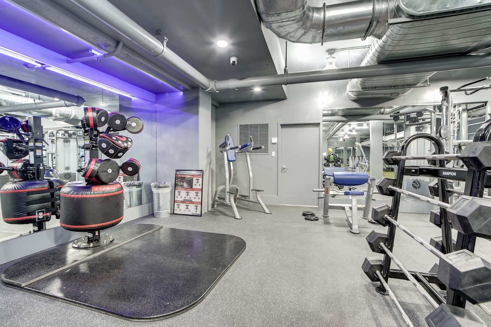 Stylish Comfort Condo in Crystal City