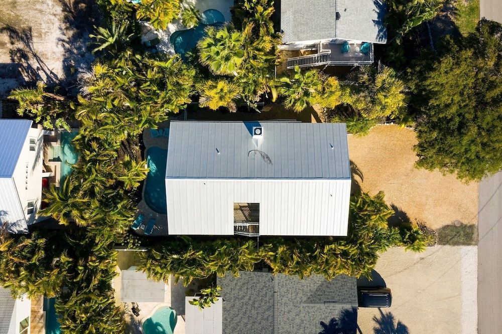 Holly Hideaway 2 Bedroom Home by RedAwning view 5