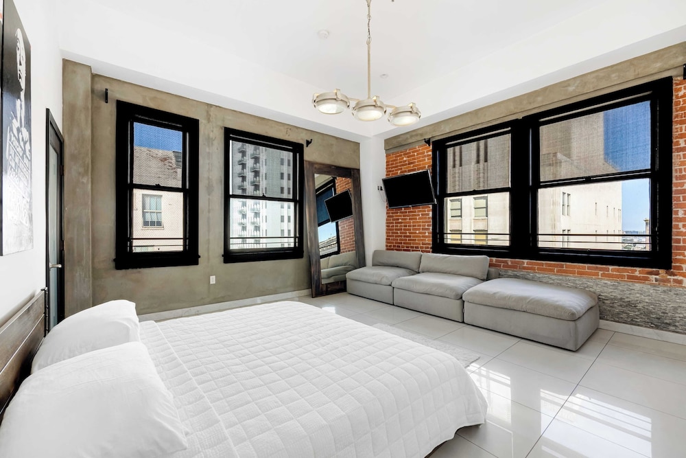 Skyline Lofts by Avantstay: a Multi-level Industrial-chic Retreat in Dtla With Rooftop Views, Soaring Ceilings & Steps to Dining, Music & Culture