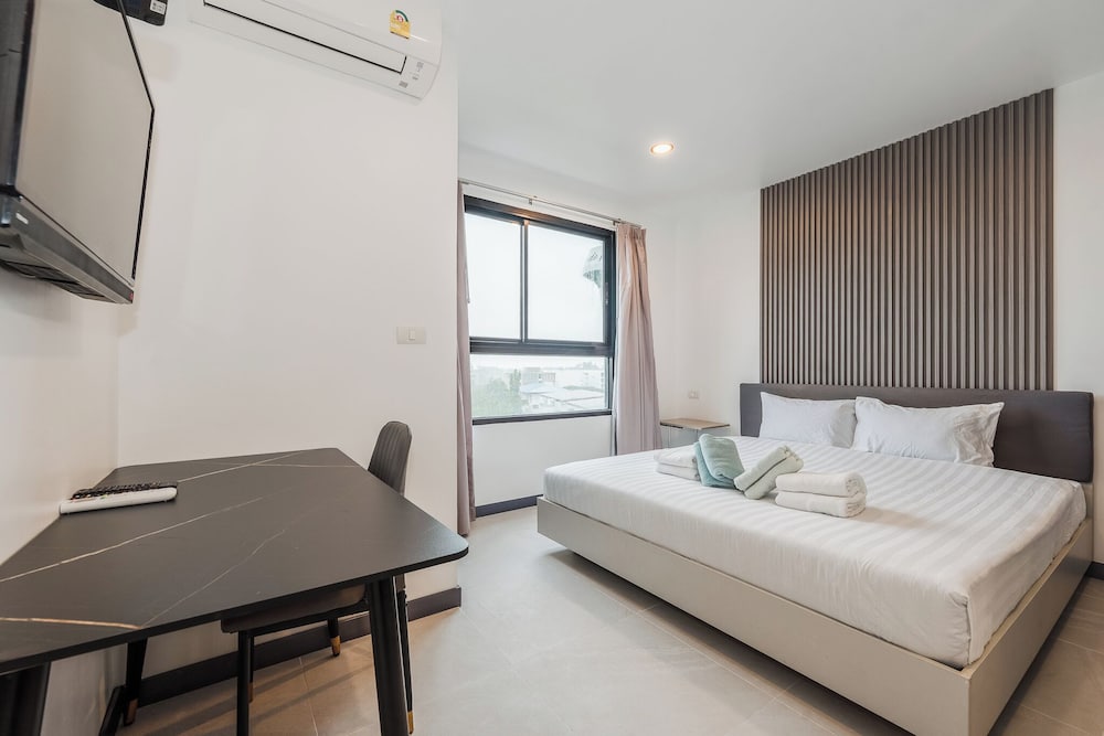 1BR Condo Pool Gym Near Beach C237