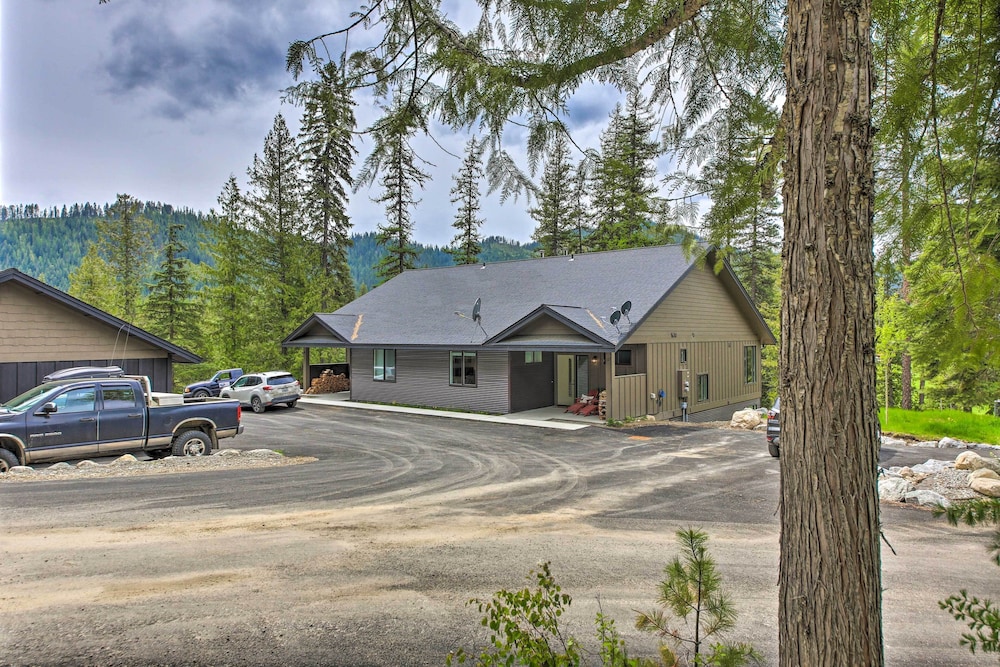 Elegant Priest Lake Townhome  1 Mi From Lake - Property Image 5