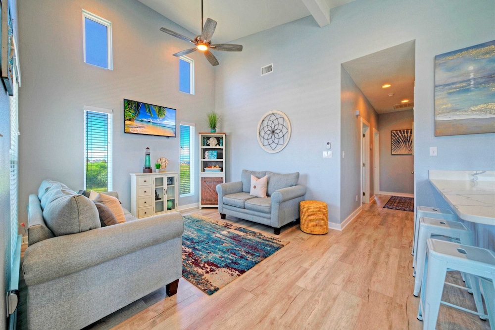 Family-friendly Beach Home Bbq, Patio & Fire Pit & Mins to Beach Bottom's Up by Avantstay