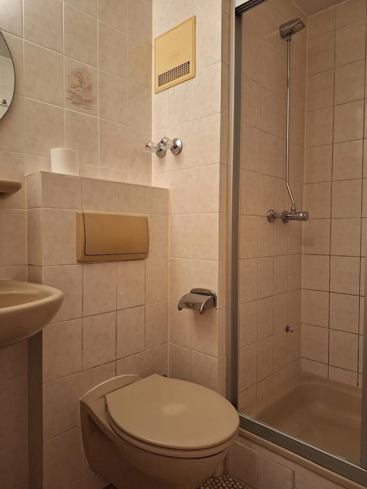 2-Rent Group Hostel Rooms AUB162