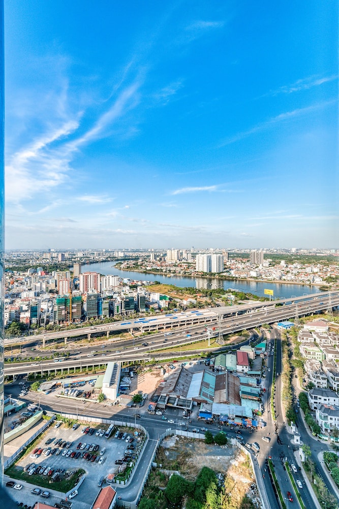 DongDong Skyview APT in Landmark81 Tower