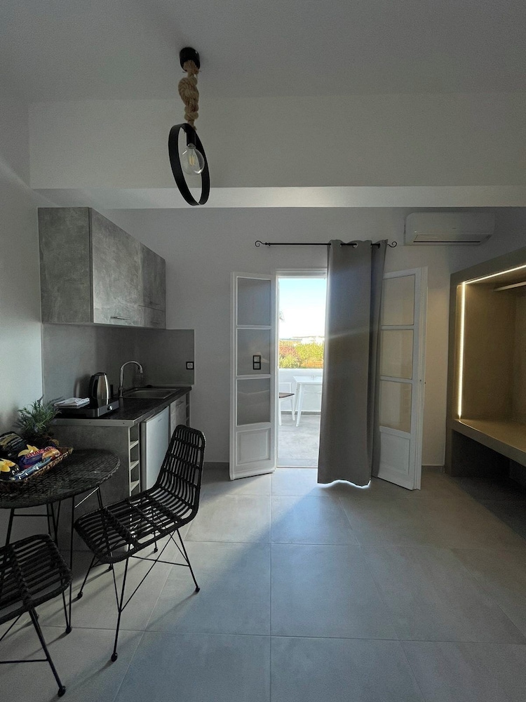 Zoumis Residence