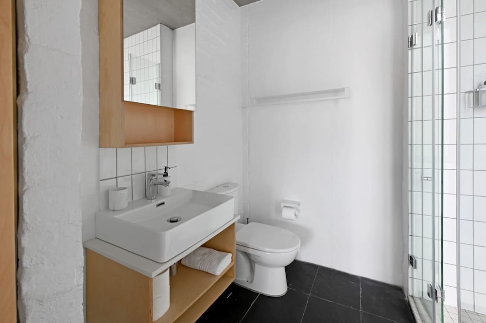 Modern 2-bed Bantry Bay 100m to Beach Ocean Bliss