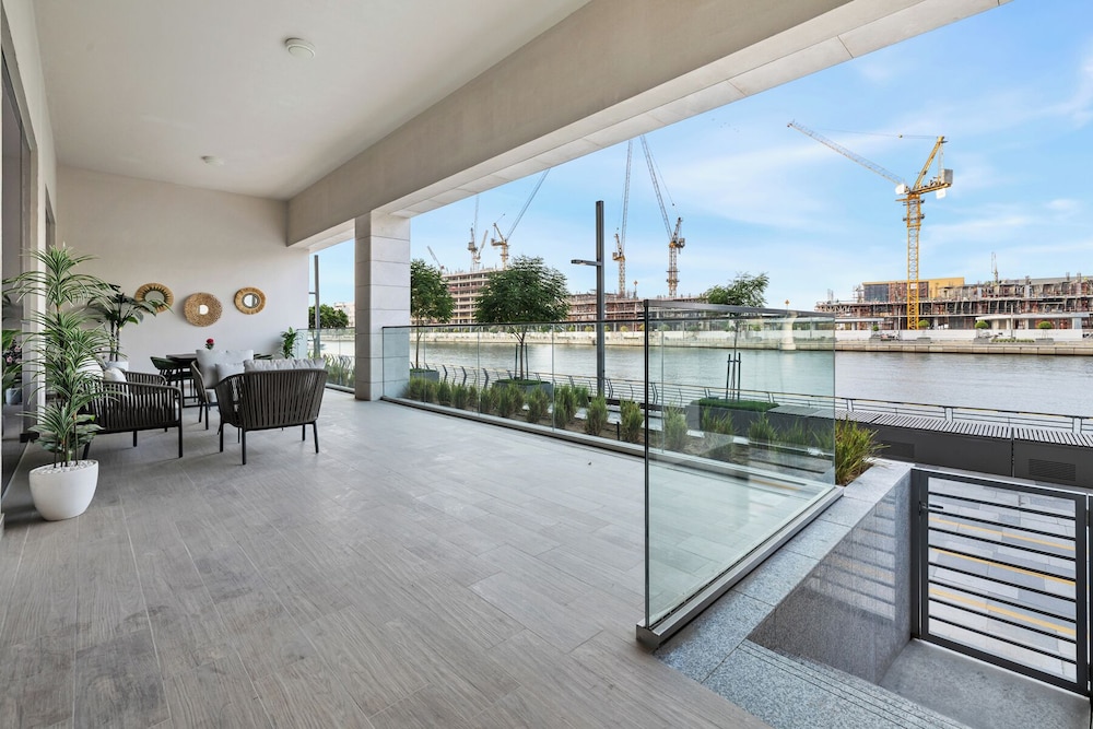 2BR M Huge Terrace Direct Canal Access