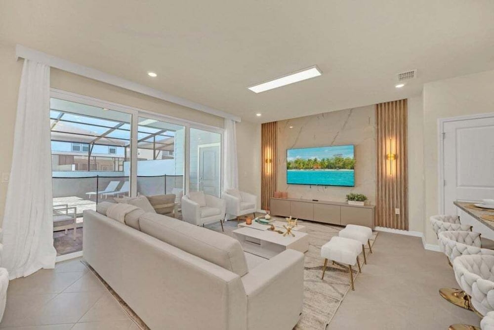 Luxury Home With Splash Pool 5 Bed Townhome! 5 Bedroom Townhouse