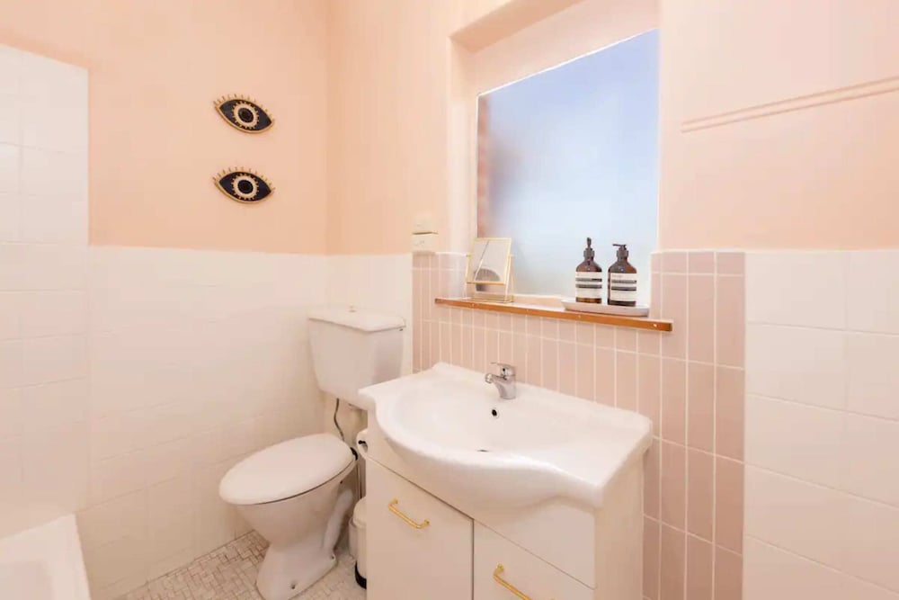 Charming Art Deco Unit in East Melbourne