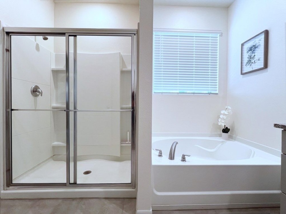 Beautiful 5 Bed Pool Home With Game Room-7543ol 5 Bedroom Home
