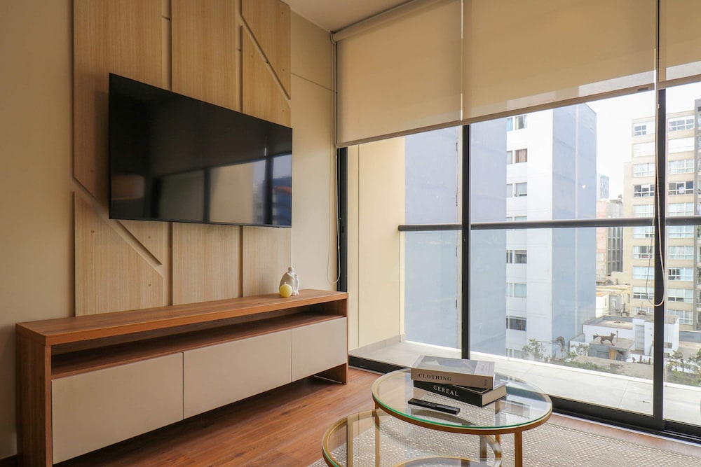 w Radiant 2BR w Great Balcony Near Kennedy Park