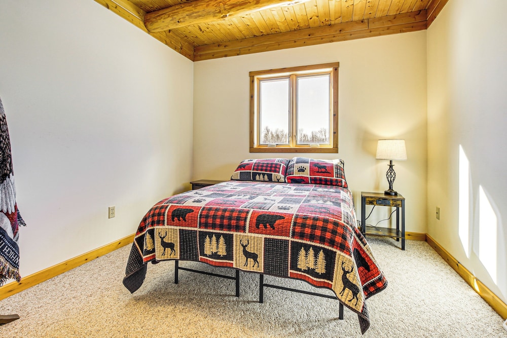 Log Home w/ Deck & Sunset Views: 19 Mi to Oconto!
