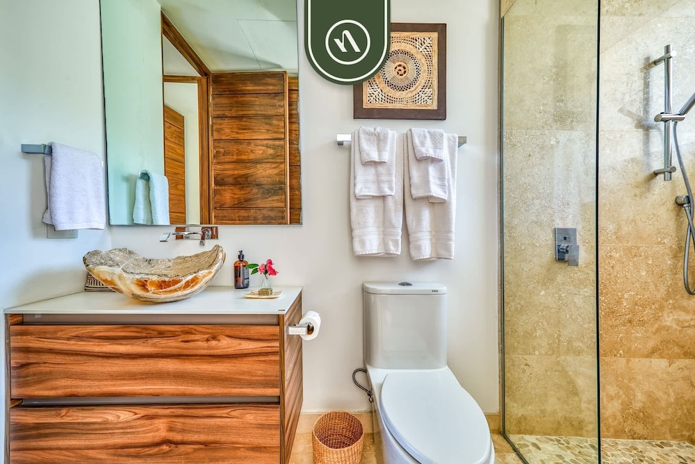 Luxurious 2 BR Condo - Oceanfront - Infinity Pools