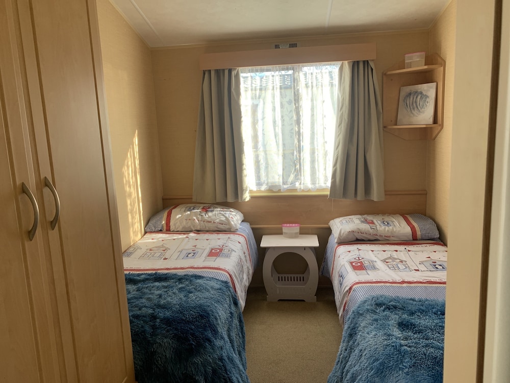 Lovely 2 Bed Chalet in Clacton-on-sea view 2