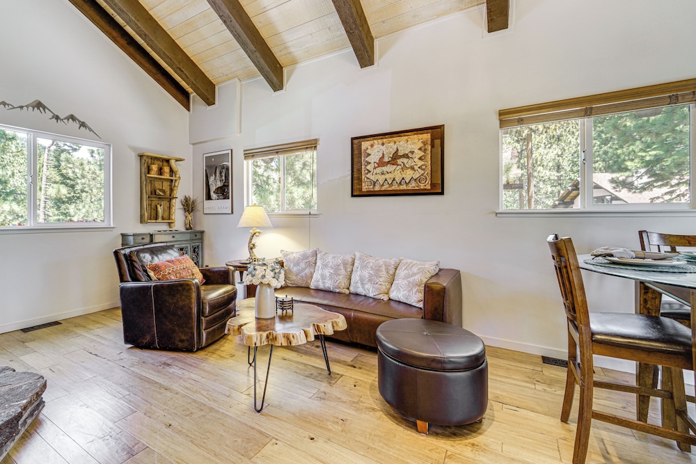 Walk to Diamond Peak: Luxe Chalet w/ Mtn-view Deck