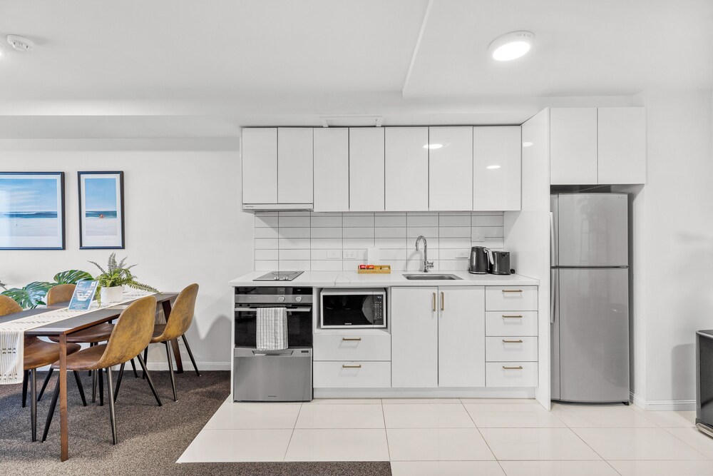 2BR Apt with Parking in Prime Spot Zodiak Stays