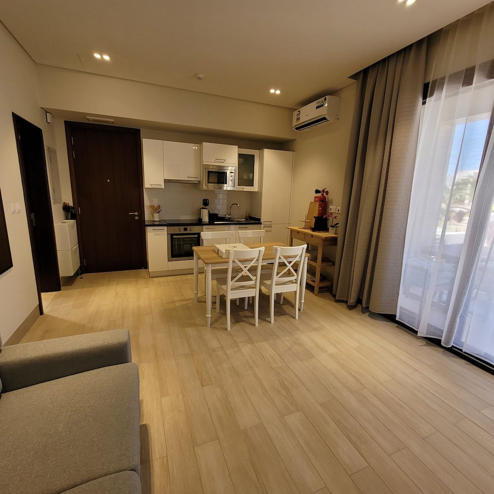 Chic 1-bedroom With Pool View