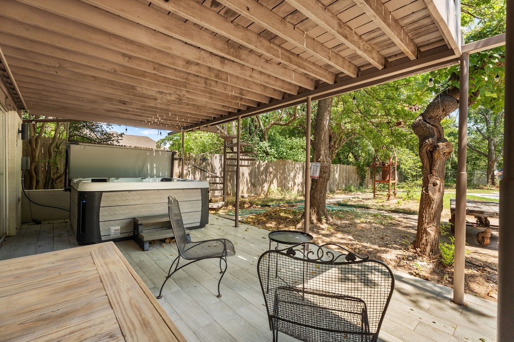 Family Home w Pool-hot Tub-large Yard-pool Table