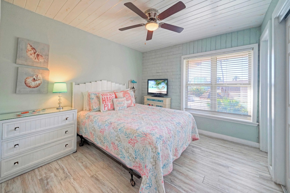 Sleeps 20 3 Condos w/ Beach Access, Pool, Tennis Courts Sea Sands Complex
