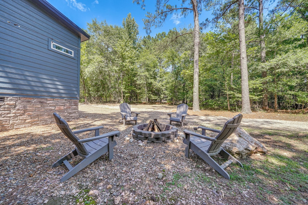 Creekside Cabin w/ Views & Hot Tub in Broken Bow