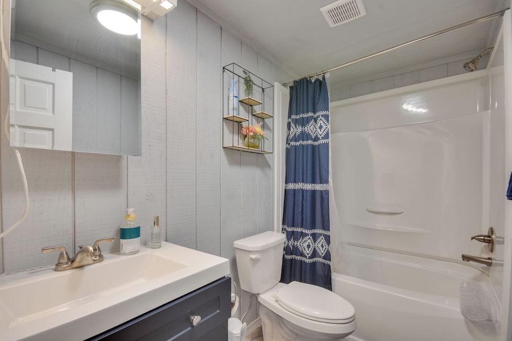 2 Mi to Historic District: Cozy Home in Quincy!