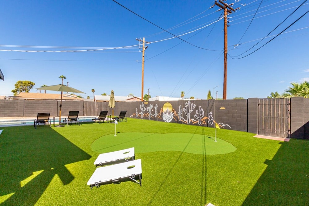 The Fillmore Heated Pool 2 Masters Putt Grn
