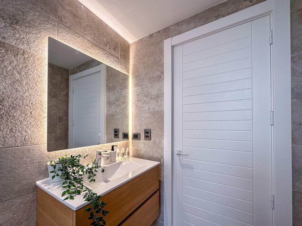 Luxury 3 Bedroom Apartment at the Beach