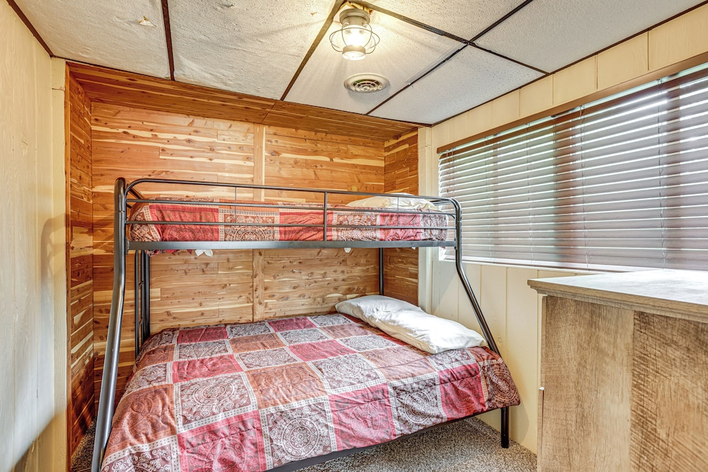 Lakefront Home w/ Deck: Central Michigan Escape!