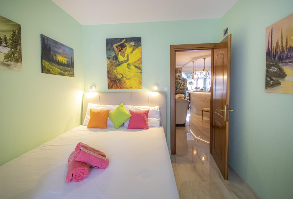 Villa Suzi No3 by Travel Pro Services photo 4