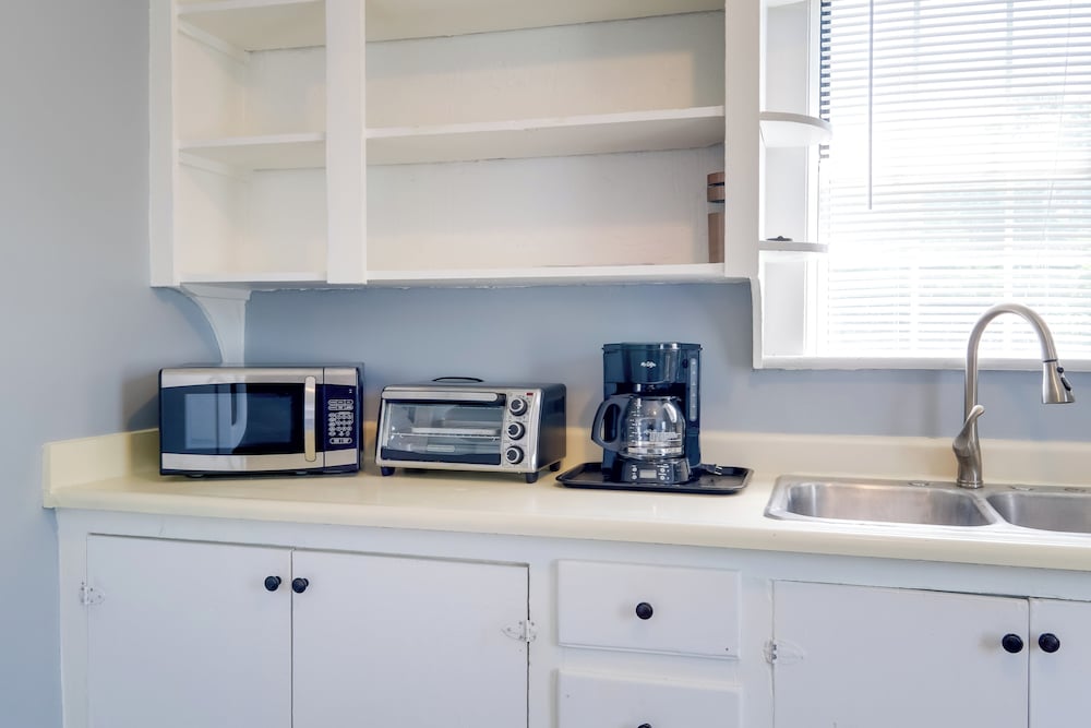 Near Shops, Eats & Trails: Loudon County Apt!
