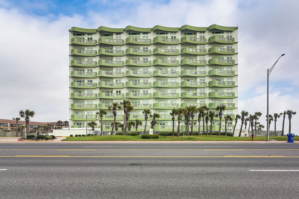 Walk to Galveston Beach: Family Condo w/ Pool