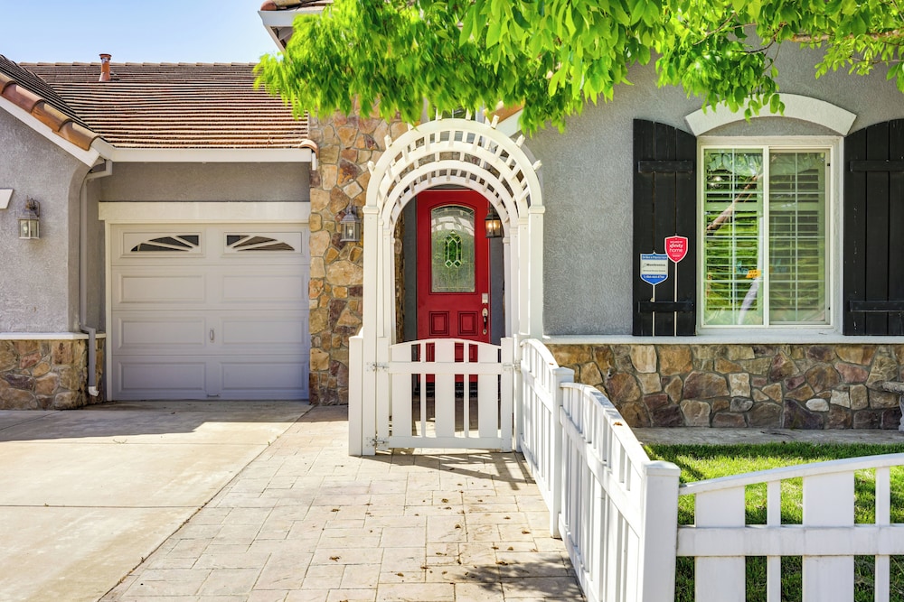 5 Mi to Dtwn Modesto: Family Home w/ Patio!