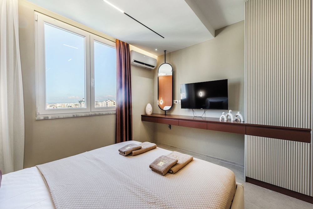 Marina Jacuzzi Suites 2 by  PS