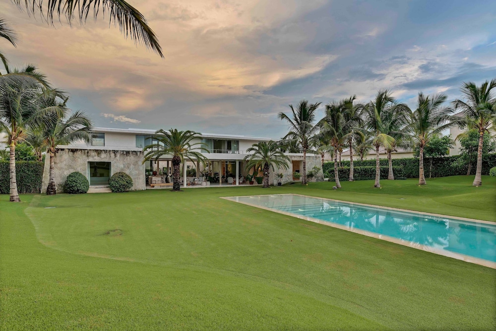 Magnificent 5BR Modern Tropical Villa With Pool