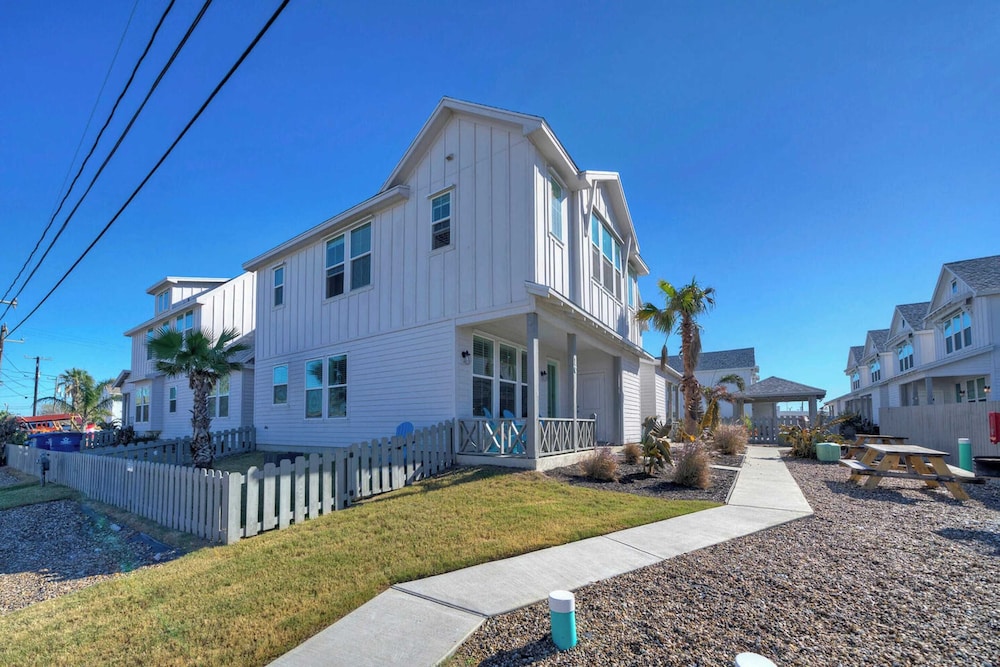 Sleeps 20 2 Homes in Mercer Village w/ Pool Heart of Old Town, Walkable