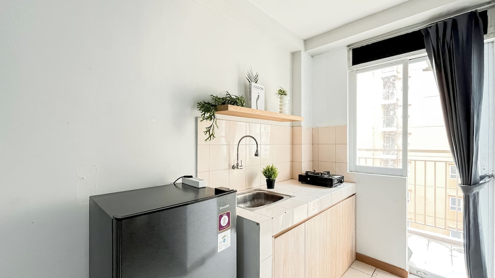 Basic Studio Room Apartment At Green Palm Residence