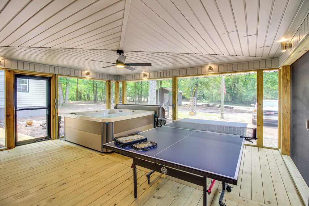 13 Mi to Guntersville Lake: Henagar Gem w/ Hot Tub
