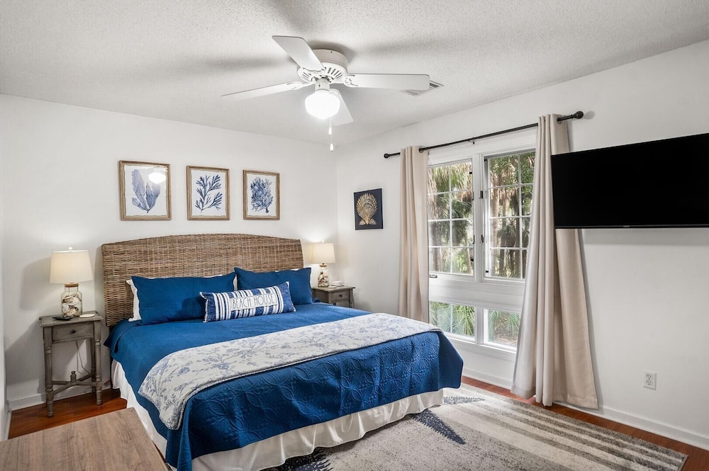 Beautifully Updated, Dog Friendly 4-bed, 4-bath Home Near Beach