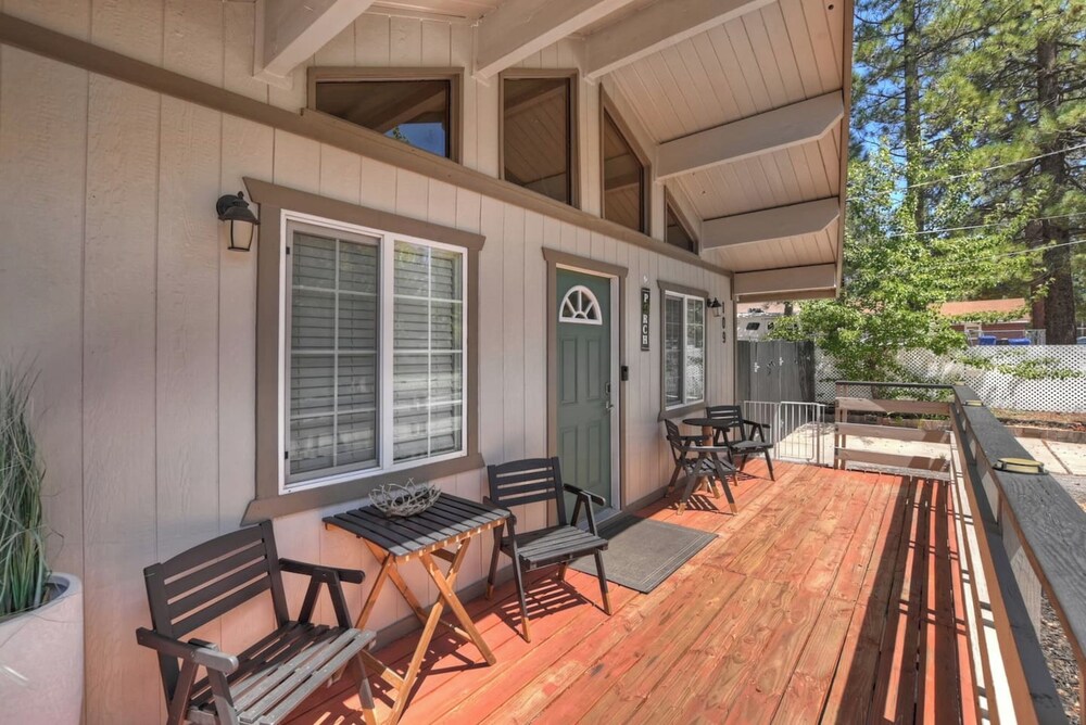 Bear Cub Cottage with HotTub & Firepit