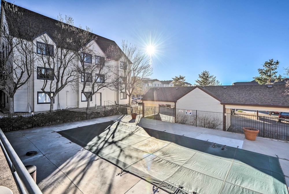 Half-mi to Light Rail: Greenwood Village Studio