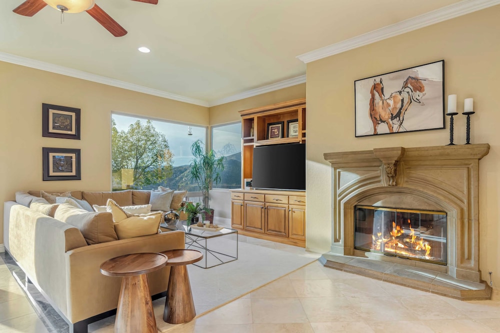 Hilltop Estate w/ Pool, Hot Tub, Fire Pit, Views Cleveland Vista by Avantstay