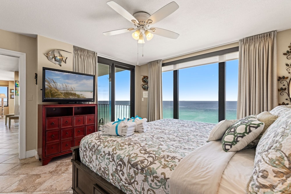 It Doesnt Get Any Better Than This! 2BR 2BA Sleeps 8 Beachfront!